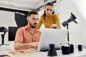 ragazzi agenzia al lavoro